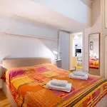 Guesthost - Elegant & Bright Flat In Center * Parma