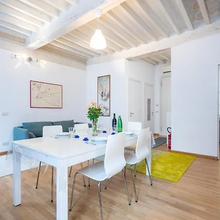 Guesthost - Elegant & Bright Flat In Center Apartament