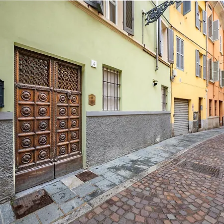 Guesthost - Elegant & Bright Flat In Center Apartament Parma