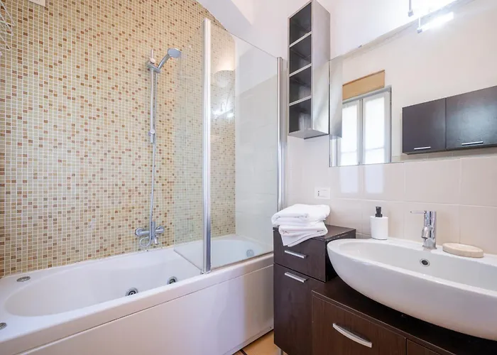 Guesthost - Elegant & Bright Flat In Center * Parma