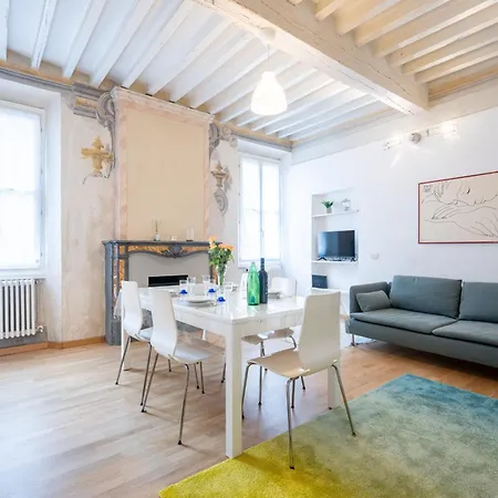 Guesthost - Elegant & Bright Flat In Center * Parma