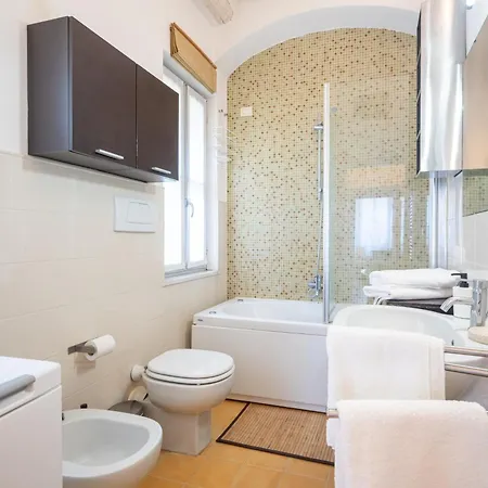 Guesthost - Elegant & Bright Flat In Center Apartamento Parma