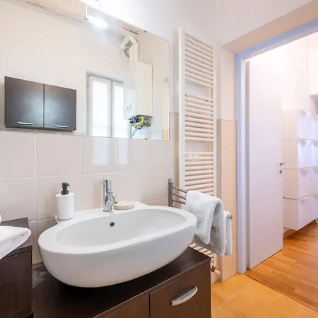 Apartamento Guesthost - Elegant & Bright Flat In Center Parma