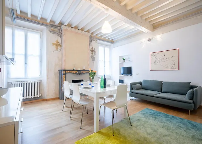 Guesthost - Elegant & Bright Flat In Center * Parma